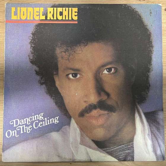 Lionel Richie – Dancing On...